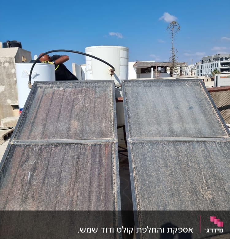 שני קולטי שמש עם דוד שמש על גג